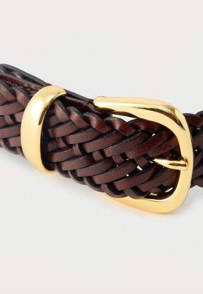 Καφέ πλεκτή δερμάτινη ζώνη με λουστραριστή χρυσή μεταλλική αγκράφα και θηλιά σε λευκό φόντο.