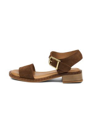 Sandale marron en daim à bout ouvert avec un petit talon superposé, bride de cheville à boucle dorée, semelle intérieure beige rembourrée, sur fond blanc.