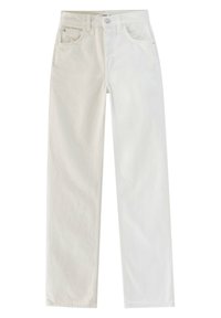 Jeans bicolor con una pierna izquierda en beige claro y una pierna derecha en blanco, fabricados en denim con un diseño clásico de cinco bolsillos y cierre de botón.