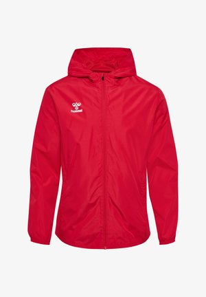 Veste légère rouge avec capuche, poignets élastiques et fermeture éclair frontale. Présente une doublure en mesh et un petit logo blanc sur la poitrine.