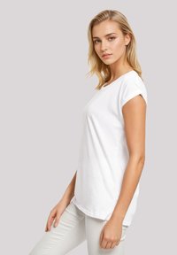 White short-sleeve T-shirt made of cotton, featuring a round neckline and a relaxed fit. Smooth texture; minimalist design.