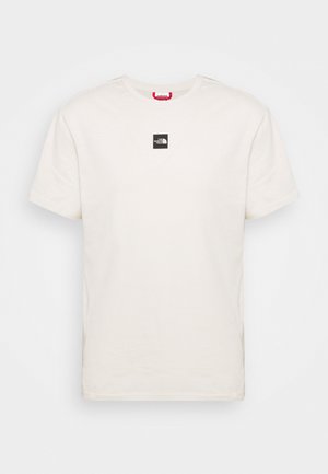 Wit T-shirt met korte mouwen en een klein zwart vierkant logo met de tekst "The North Face" in het midden van de borst.