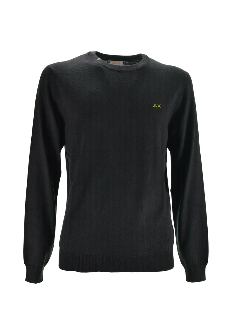 Maglione nero a maniche lunghe con scollo rotondo, dotato di un piccolo triangolo giallo e logo a X sul lato sinistro del petto, polsini e orlo a coste.