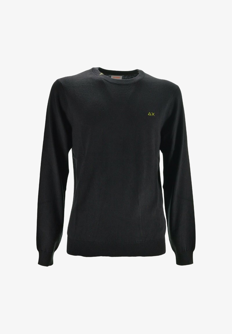Maglione nero a maniche lunghe con scollo rotondo, dotato di un piccolo triangolo giallo e logo a X sul lato sinistro del petto, polsini e orlo a coste.
