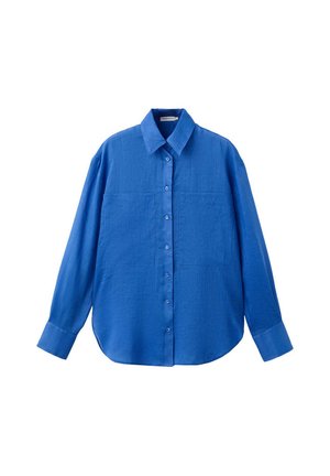 Plava košulja dugih rukava s kopčama, dva prednja džepa i oštri ovratnik, izrađena od teksturiranog tkanja.