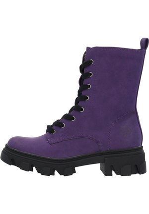 Lilla ruskindsnørebånds-støvle med sort klodset vibramsål og trækflap bagpå, med metaløjenhuller og mærket side logo.