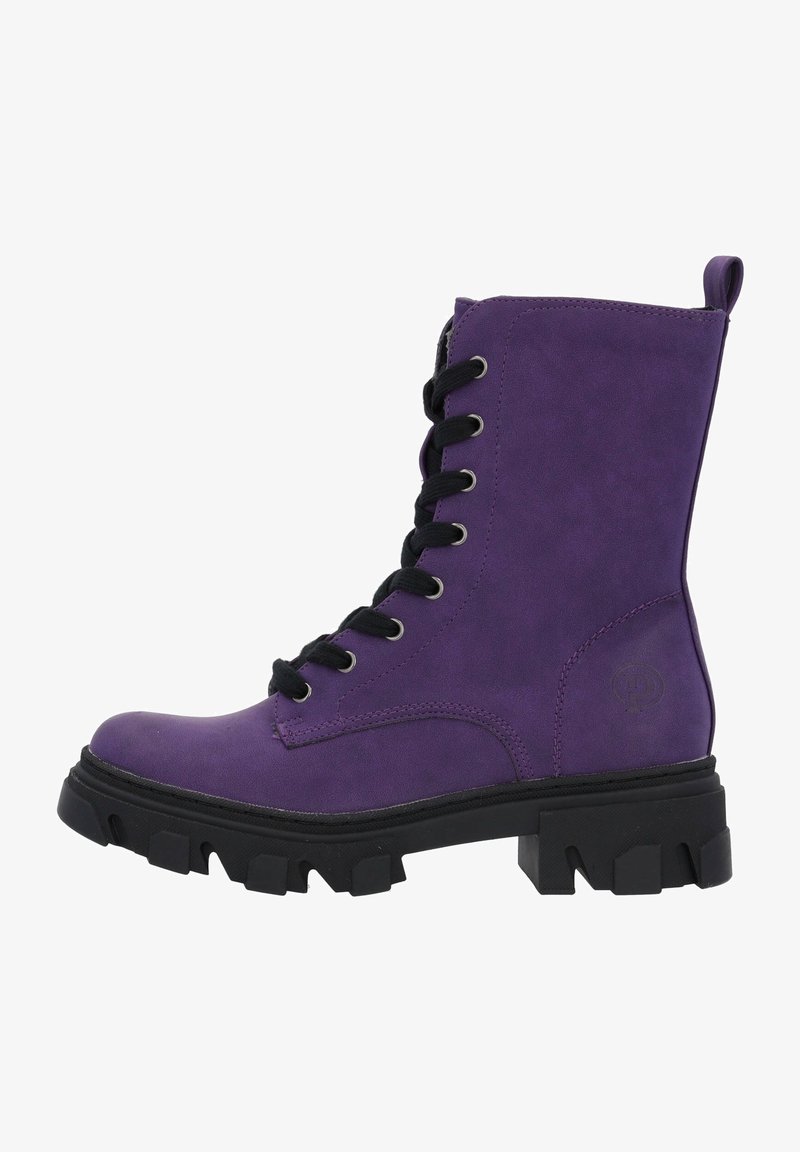 Botte de combat montante en daim violet avec semelle crantée noire épaisse et languette à l'arrière, dotée d'œillets métalliques et d'un logo de marque sur le côté.