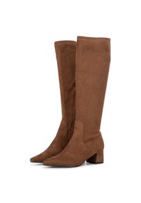 Botas de ante marrón hasta la rodilla con punta afilada y tacón cuadrado. Presentan un diseño elegante con costuras visibles a lo largo de los bordes.