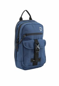 Zaino blu navy in nylon, con due scomparti con zip, una tasca frontale con patta e una tracolla regolabile.
