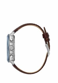 Reloj de acero inoxidable plateado con un bisel texturizado azul, correa de cuero marrón y dos pulsadores en el lado. Patrón de cocodrilo en la correa.