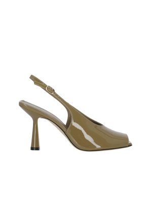 Scarpa slingback lucida verde oliva con tacco alto, punta aperta e sottile cinturino regolabile alla caviglia su sfondo bianco.