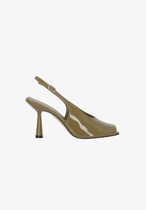 Scarpa slingback lucida verde oliva con tacco alto, punta aperta e sottile cinturino regolabile alla caviglia su sfondo bianco.
