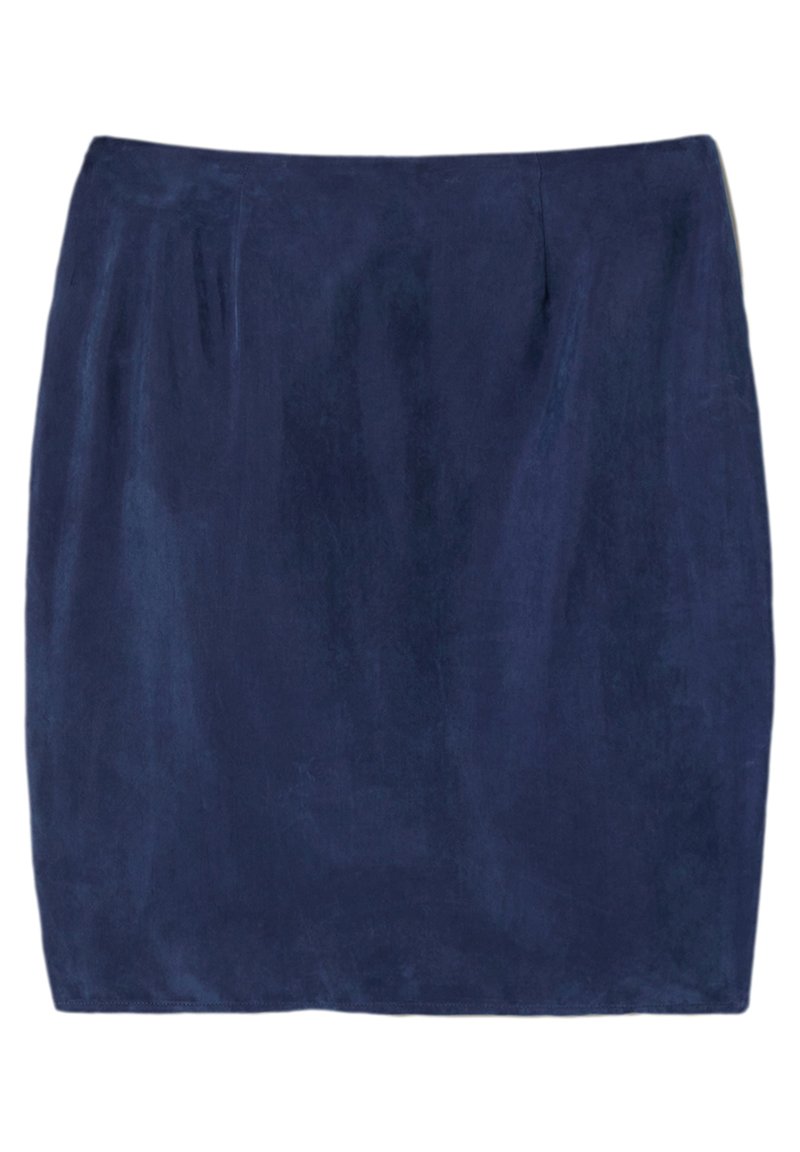 Gonna a matita in suede blu navy con una texture liscia, caratterizzata da pieghe frontali e una silhouette dritta. Design semplice, senza hardware o dettagli visibili.
