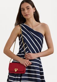 Lauren Ralph Lauren LEATHER LARGE TANNER CHAIN WALLET - Borsa a tracolla - festive red/heart pdlck