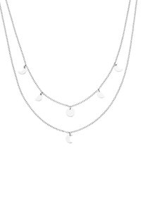 Silberne dreischichtige Halskette mit Kettenringen und verschiedenen, mondförmigen Anhängern, darunter Monde und flache Kreise, mit polierter Oberfläche.