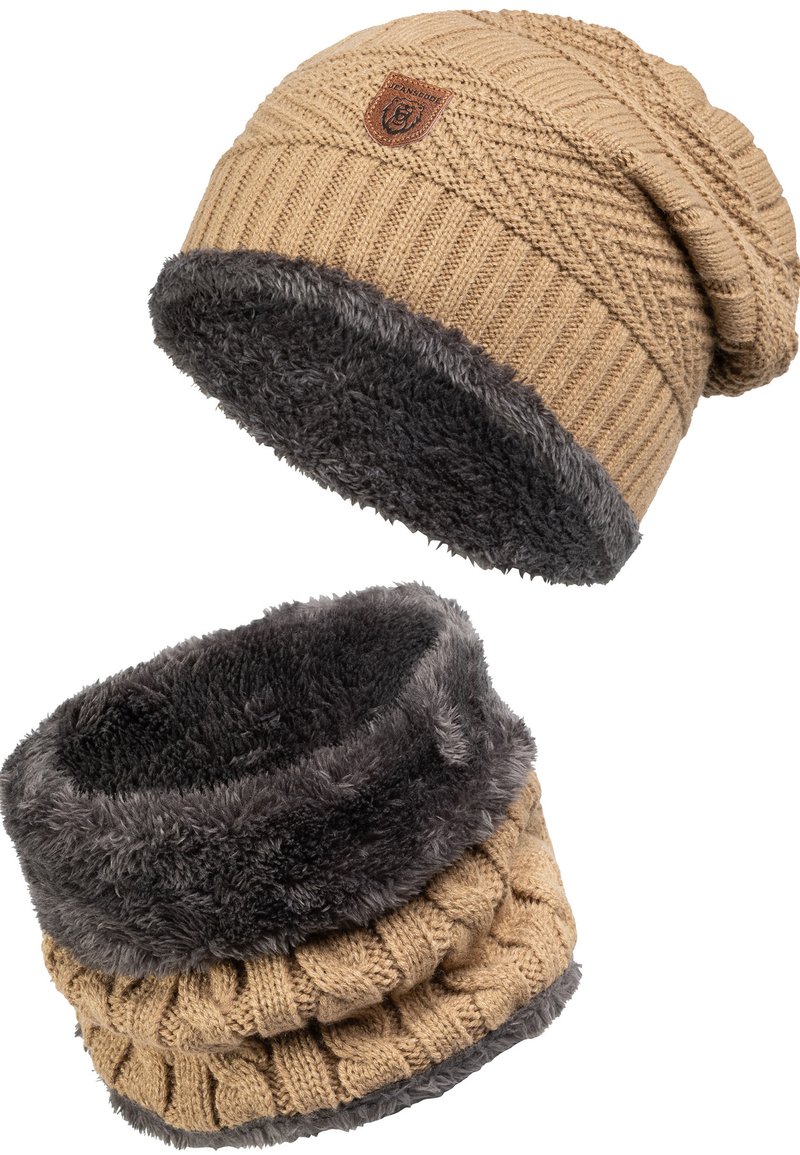 Bonnet beige en tricot avec une doublure en fausse fourrure grise et un patch en cuir brun ; cowl en tricot assorti gris et beige avec une texture douce.