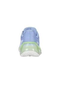 Scarpa atletica azzurro chiaro con parte superiore in rete, tallone imbottito, accenti verde lime e suola in gomma bianca. Forma posteriore arrotondata per comfort.