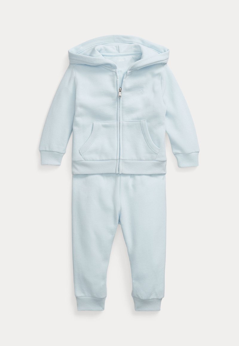 Fato de treino em algodão azul claro com uma sweatshirt com fecho éclair, apresentando um bolso canguru, punhos canelados e calças de treino combinando com cintura elástica.