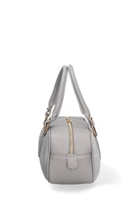 Borsa a mano in pelle grigia chiara con forma arrotondata, zip in tono oro, manici corti e texture a contrasto sui lati.
