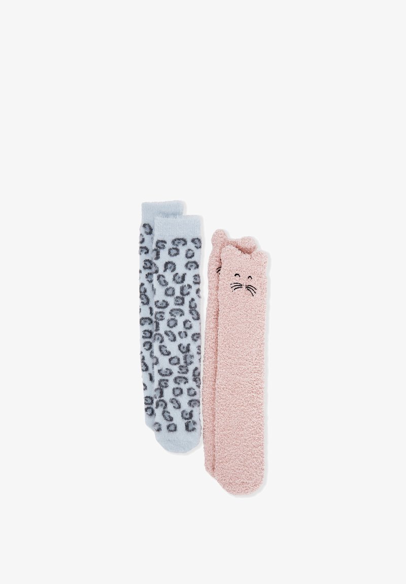 Dos pares de calcetines de felpa. Uno es de color azul claro con un estampado de leopardo negro, el otro es rosa con una cara de gato en la parte superior y textura suave.