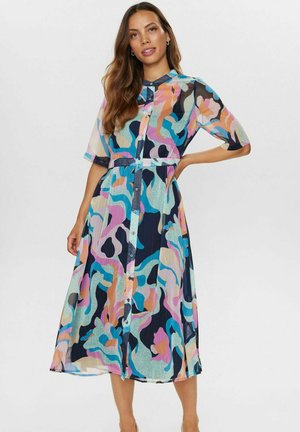 Robe mi-longue à boutonnières, avec un mélange de motifs abstraits en bleu, rose et aqua. Présente un col et des manches courtes, fabriquée en tissu léger.