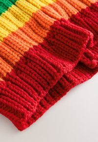 Pletená šála s výraznými vodorovnými pruhy v zelené, žluté, oranžové a červené barvě. Hustá, strukturovaná látka s žebrovanými okraji.