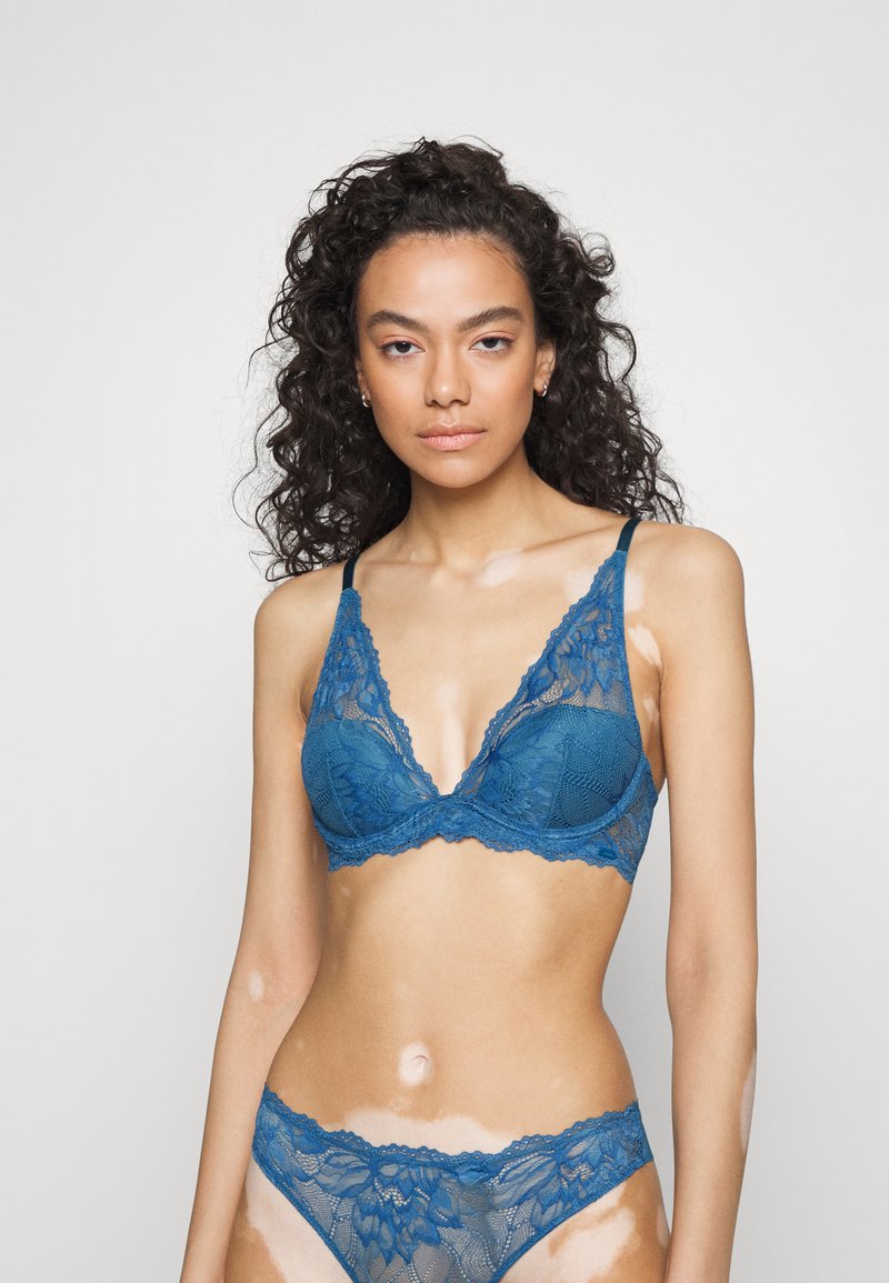 calvin-klein-underwear-comfort-lotus-lined-plunge-kaarituelliset