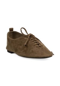 Zapato plano de ante marrón con punta afilada, diseño de cordones y una pequeña lengüeta trasera. Suela baja negra y textura mate suave.