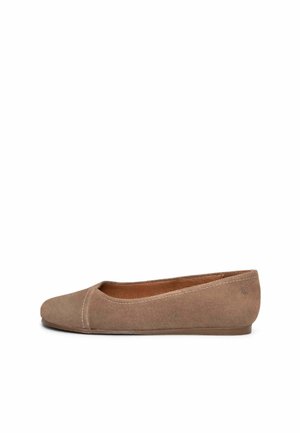 Zapato plano de ante marrón con punta redondeada, tacón bajo y detalles de costuras simples a lo largo del costado y la parte delantera.
