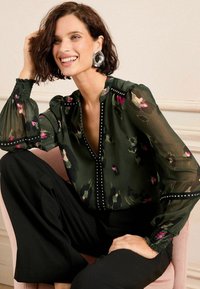 Love & Roses REGULAR FIT - V-NECK HARDWARE - Blúz - khaki green