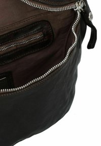 Bolso de cuero marrón con apertura con cremallera, que muestra una superficie texturizada y un interior marrón oscuro con un segundo bolsillo con cremallera y herrajes plateados.