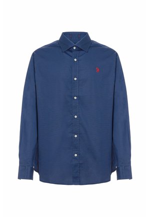 Camicia a maniche lunghe di colore blu navy realizzata in cotone, con colletto a bottoni, tasche frontali, bottoni bianchi e un piccolo logo rosso sul petto.
