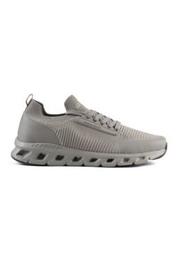 Scarpa sportiva grigia con upper in tessuto a maglia, sistema di allacciatura, suola ammortizzata e aperture allungate per la ventilazione. Accenti testurizzati sull'upper.