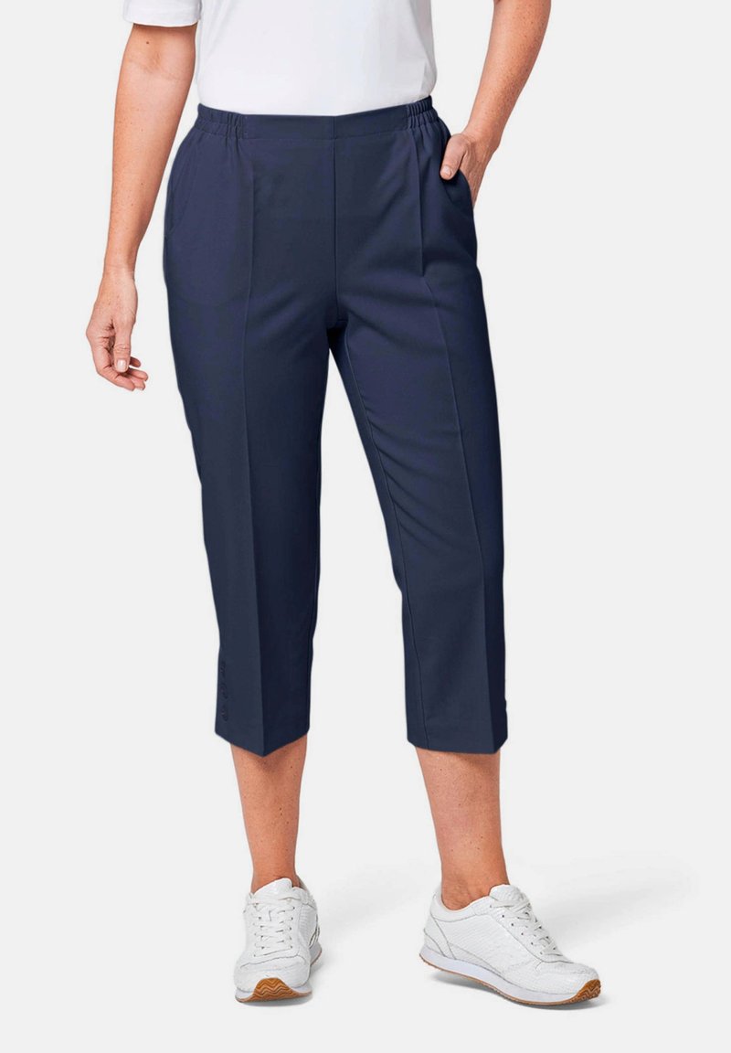 Marineblauwe croppedbroek met een elastische tailleband, zijzakken en knoopaccenten aan de zoom. Lichtgewicht, gladde stof.