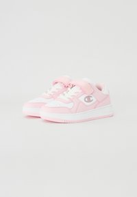 Baskets roses avec une semelle en caoutchouc blanche, un dessus en cuir et textile, un système de fermeture à lacets et velcro, et un détail de logo sur le côté.
