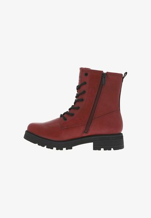 Bottines rouges avec une finition en cuir texturé, présentant un design à lacets à l'avant, une fermeture éclair sur le côté et une semelle en caoutchouc noir épaisse.