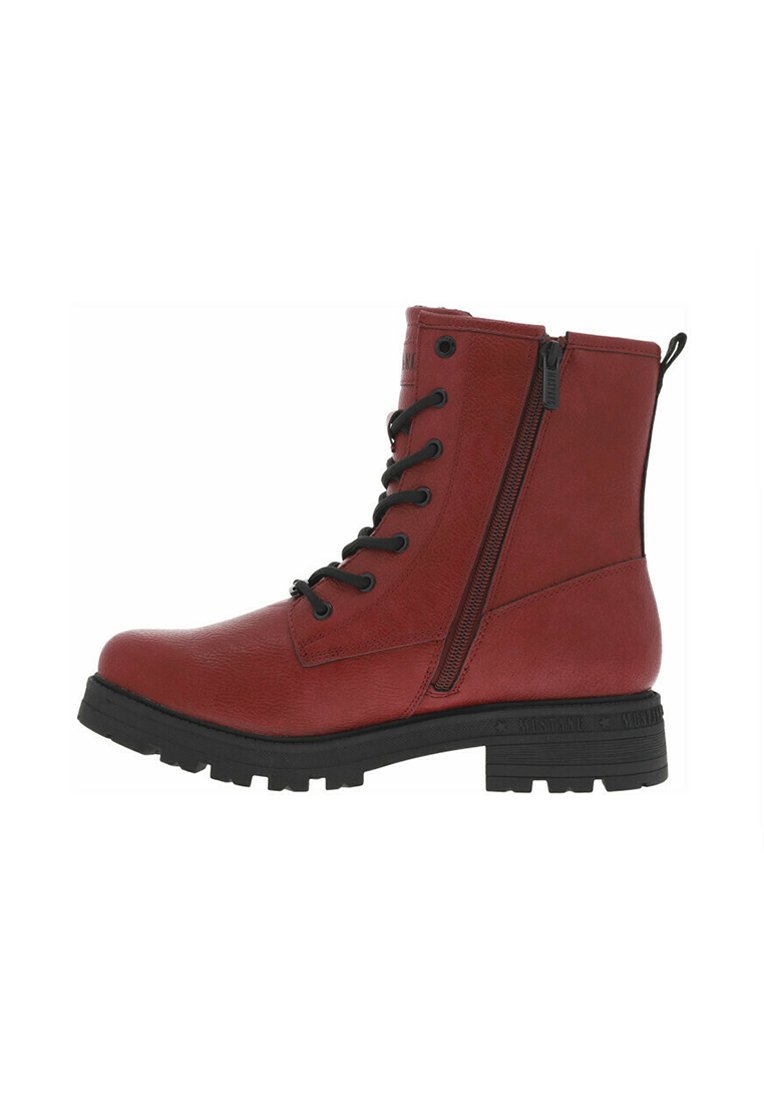 Bottines rouges avec une finition en cuir texturé, présentant un design à lacets à l'avant, une fermeture éclair sur le côté et une semelle en caoutchouc noir épaisse.