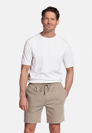 Chemise blanche à manches courtes assortie à un short beige à cordon. La chemise possède un col rond, tandis que le short dispose de poches latérales.