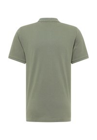 Koszulka polo w oliwkowym kolorze, krótki rękaw, żebrowany kołnierzyk i akcenty na dolnej krawędzi. Gładka faktura, widok z tyłu bez dodatkowych detali czy wzorów.