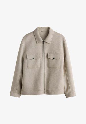 Jachetă de lână bej cu fermoar frontal, două buzunare la piept cu nasturi, mâneci lungi și guler clasic.