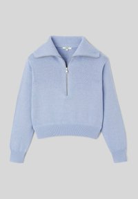 Pull court bleu clair avec fermeture éclair à l'avant, col et poignets côtelés, texture douce et coupe décontractée.
