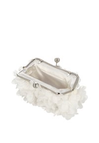 Bolso de mano floral blanco con marco metálico, que presenta un interior de satén suave y pétalos decorativos de flores en el exterior.