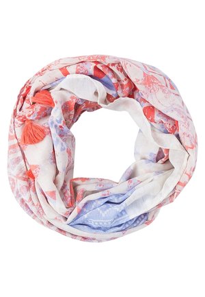 Pañuelo ligero y aireado con patrones florales abstractos en rojo y azul, suelto con borlas coral en un fondo blanco.