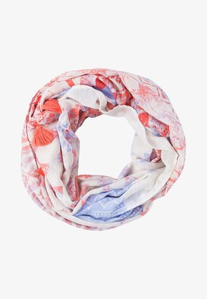 Let og luftig tørklæde med røde og blå abstrakte blomsterprint, løst bundet med koralfarvede kvaster på en hvid baggrund.