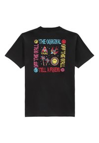 Camiseta negra de algodón con estampado gráfico colorido que incluye texto y símbolos, como sol, palmeras y patrones geométricos en la parte trasera.