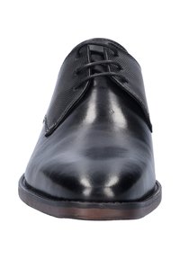 Zwarte leren nette schoen met een glad, glanzend oppervlak en een gestructureerde veteroverschoen. Rond neu en stevige bruine zool zonder zichtbare accenten.