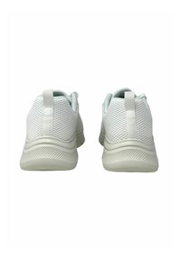 Baskets de sport blanches avec une tige en maille, un design léger, une semelle texturée et une languette au talon pour un enfilage facile.