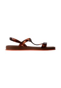 Sandale plate marron avec des fines brides croisées et des brides pour les orteils, ainsi qu’une ligne orange le long de la semelle extérieure, vue de profil.