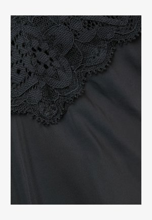 Schwarzes Kleidungsstück mit zarter Spitzenverzierung in Blumenmustern, glatter Textur und subtiler Ausstrahlung, das die filigrane Handwerkskunst hervorhebt.