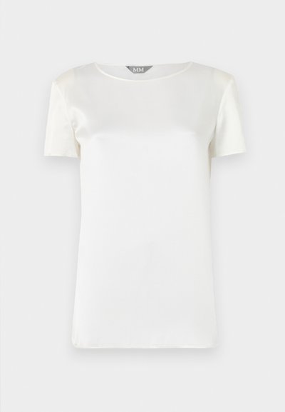 Blusa branca de manga curta feita de satin suave, com decote redondo e costuras mínimas. Design limpo e simples com uma textura suave.